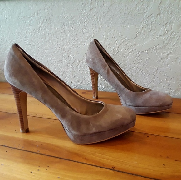 🌻 Banana Republic Pumps - Picture 1 of 5